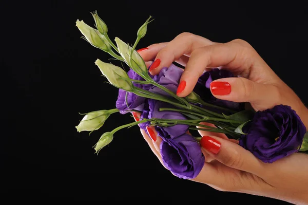 Zambak çiçekli güzel bir kadın siyah arka planda izole edilmiş.