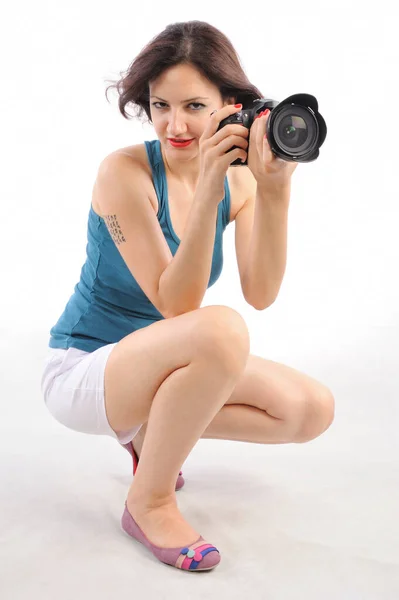 Привлекательная Молодая Женщина Фотограф Цифровой Камерой Изолированные Белом Фоне — стоковое фото