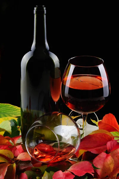 Glass Red Wine Flowers Black Background Special Decoration — Stock Photo, Image