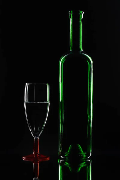 Volle Glasflasche Und Weißwein Auf Schwarzem Hintergrund — Stockfoto