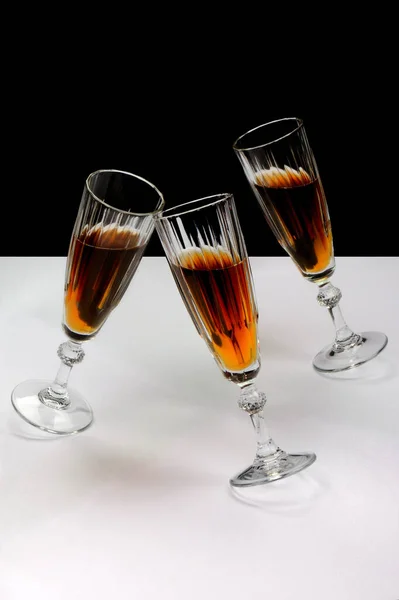 Trzy Kieliszki Różnych Koktajli Alkoholowych Czarnym Tle — Zdjęcie stockowe