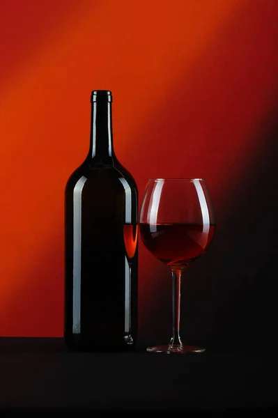 Rött Vin Glas Brun Bakgrund — Stockfoto