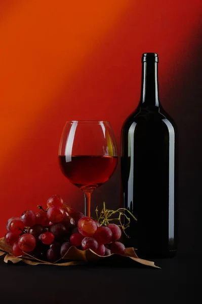 Vinho Tinto Garrafa Uvas Brancas Sobre Fundo Castanho — Fotografia de Stock