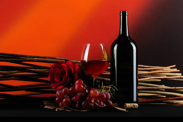 Garrafa Vinho Uvas Vermelhas Fundo Madeira — Fotografia de Stock