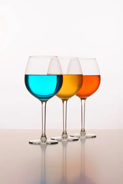 Три Склянки Спеціальних Напоїв Білого Фону — стокове фото