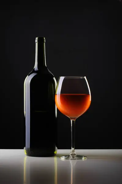Röd Vinflaska Med Ett Glas Vit Och Svart Bakgrund — Stockfoto