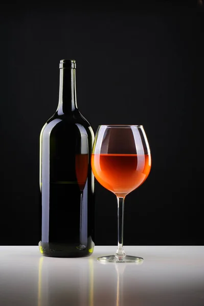Röd Vinflaska Med Ett Glas Vit Och Svart Bakgrund — Stockfoto