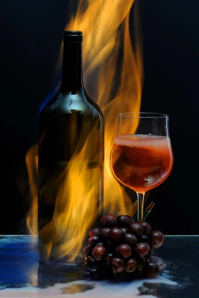 Verre Vin Bouteille Flammes Avec Bouquet Raisins Devant — Photo
