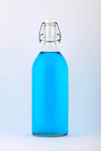 Garrafa Licor Azul Sobre Fundo Branco — Fotografia de Stock
