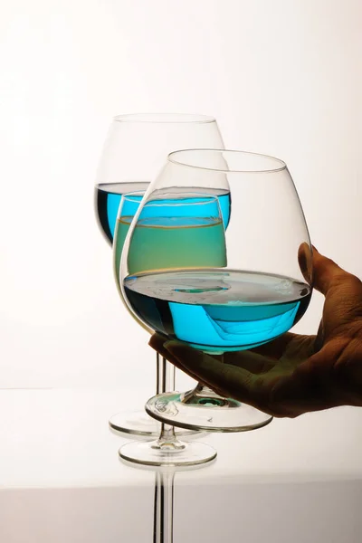 Primo Piano Una Donna Che Regge Bicchiere Vino Con Bicchiere — Foto Stock