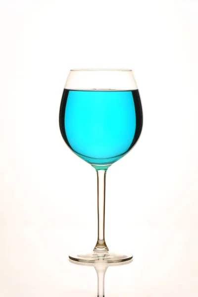 Ποτήρι Και Ποτήρι Κρασιού Από Μπλε Κρασί — Φωτογραφία Αρχείου