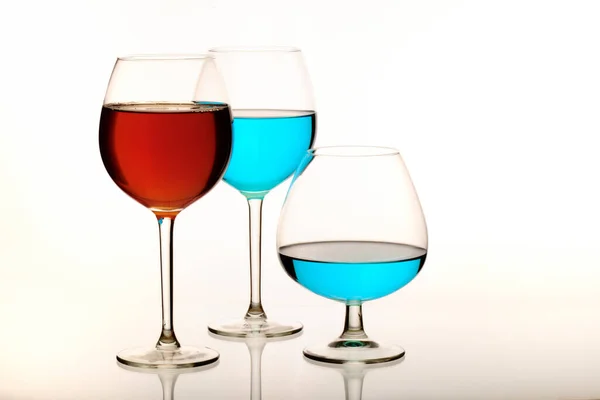 Бокалы Красного Вина Специальные Синие Напитки Белом Фоне — стоковое фото