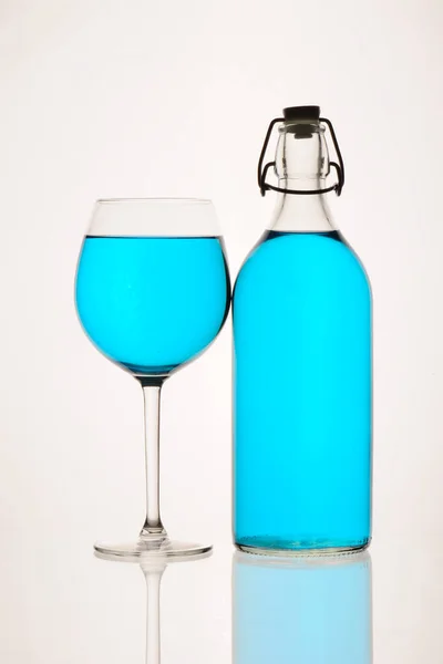 Blaue Glasflasche Mit Weißem Hintergrund — Stockfoto