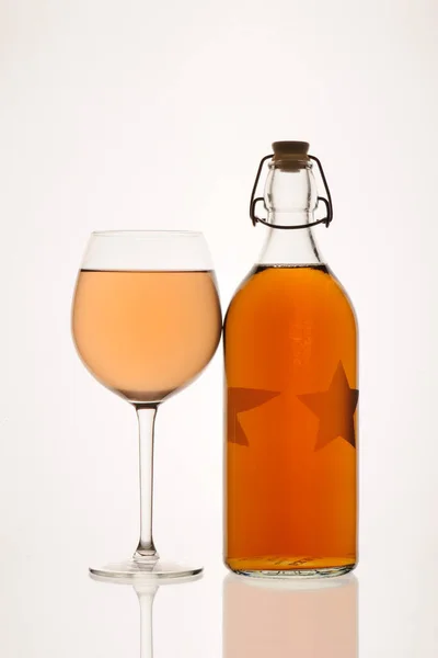 Szklanka Whisky Kostkami Lodu Białym Tle — Zdjęcie stockowe