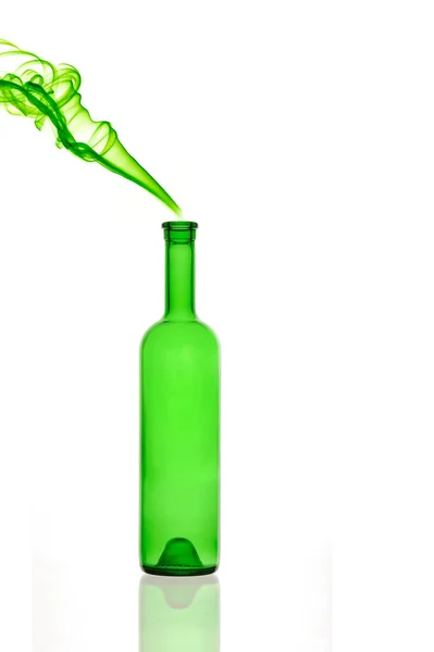 Vidro Fumaça Verde Com Respingo Vinho Isolado Branco — Fotografia de Stock