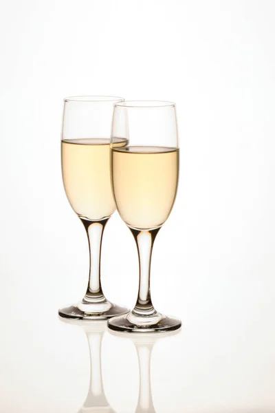 Deux Verres Champagne Sur Fond Blanc — Photo