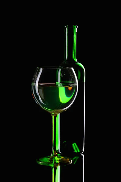 Weinglas Und Flasche Auf Schwarzem Hintergrund — Stockfoto