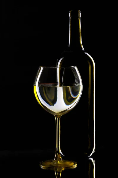 Verre Vin Blanc Avec Réflexion Sur Fond Noir — Photo