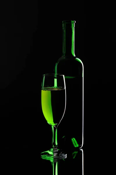 Bicchiere Con Una Bottiglia Isolata Fondo Nero Con Percorso Ritaglio — Foto Stock