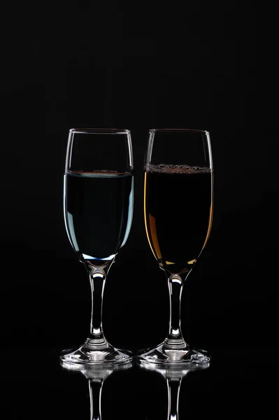 Verres Vin Blanc Sur Fond Sombre — Photo