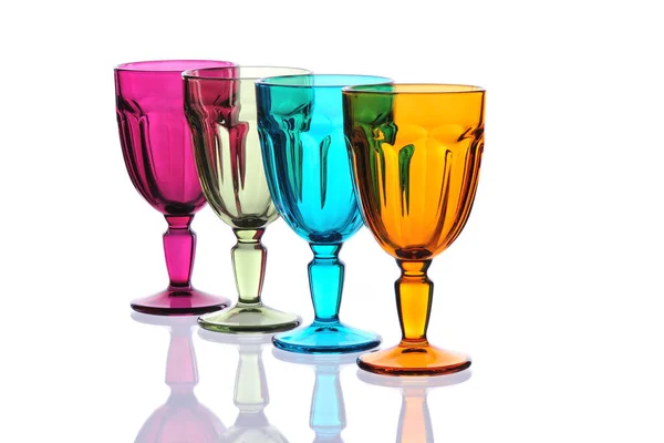 Copas Cóctel Brillantes Colores Con Reflejo Aislado Sobre Fondo Blanco —  Fotos de Stock
