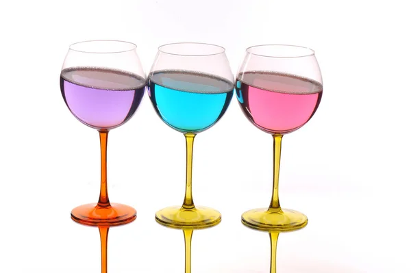淡い背景にピンクと白のワイングラスがあります 3Dレンダリング — ストック写真