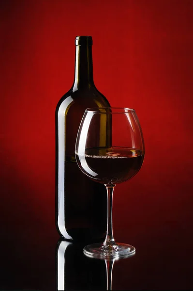 Bouteille Verre Vin Rouge Avec Réflexion Sur Fond Brun — Photo