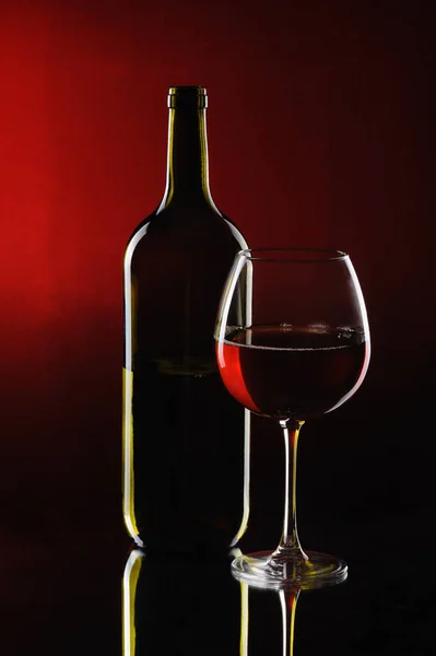 Flaska Med Glas Rött Vin Ljus Bakgrund — Stockfoto