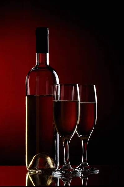 Deux Verres Vin Rouge Verre Raisin Blanc Sur Fond Table — Photo