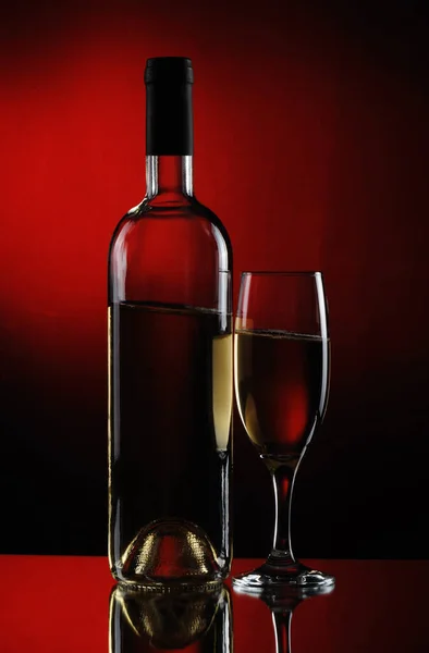 Glas Rött Och Gult Vin Flaskan — Stockfoto