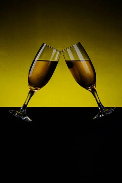 Zwei Gläser Alkohol Und Ein Wein — Stockfoto