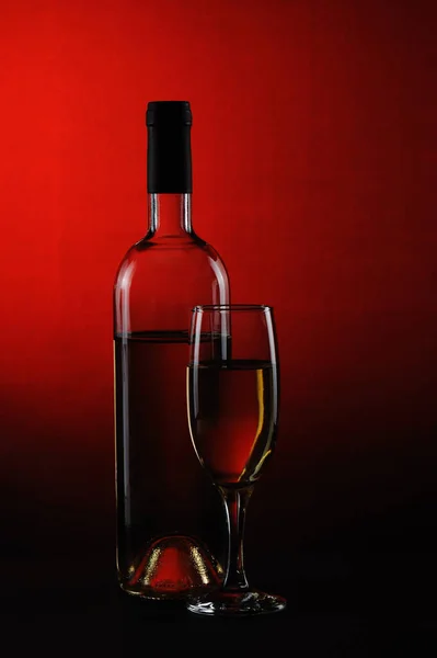Deux Verres Vin Rouge Blanc Verre Noir Rose Sur Fond — Photo