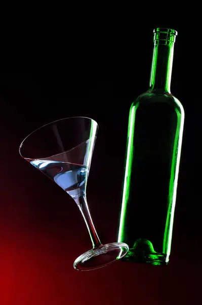 Zwei Rote Gläser Und Glas Mit Wein Und Reflexion Auf — Stockfoto