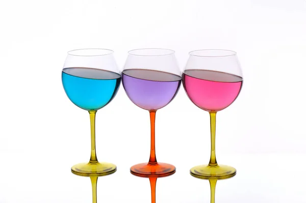 Dos Copas Vino Blanco Copas Colores Con Diferentes Ángulos Sobre — Foto de Stock
