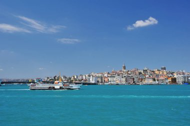 Galata köprüsü, galata kulesi ve güneşli bir günde klasik İstanbul feribotu.
