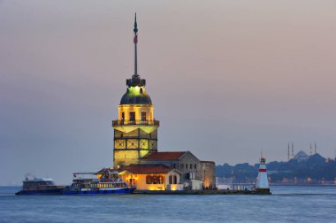 Mavi gökyüzünde bir kızın kulesi.