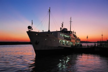 Klasik İstanbul feribotu Haydarpaşa 'nın önündeki rıhtımda duruyor.