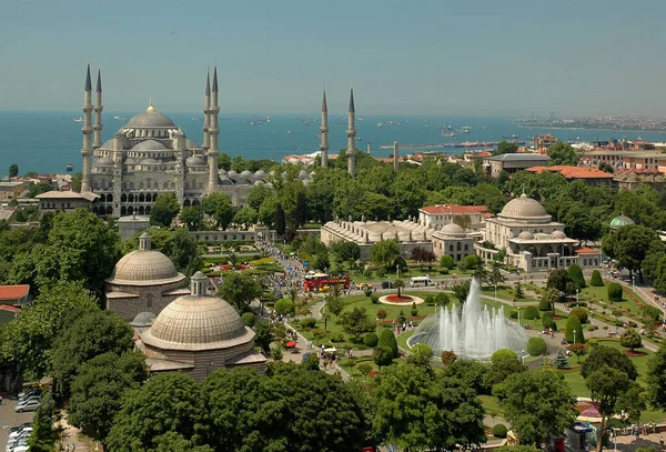 Ayasofya minaresinden Mavi Cami ve Meydan manzarası