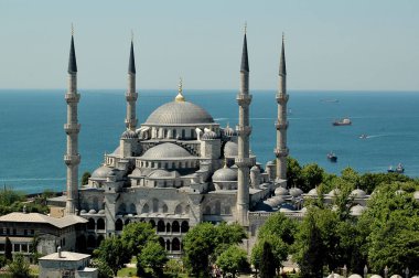 Sultanahmet camii ve meydanı Ayasofya minaresinden güneşli bir günde