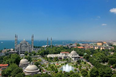 Sultanahmet camii ve meydanı Ayasofya minaresinden güneşli bir günde