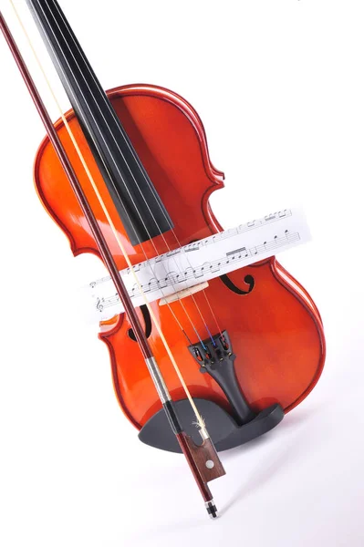 Violino Feito Pau Rosa Contra Fundo Branco Com Folha Música — Fotografia de Stock