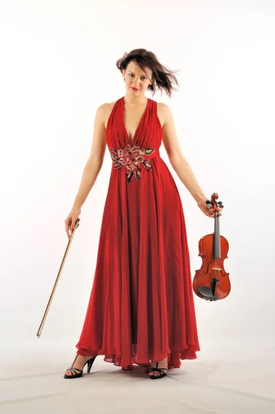 Jovem Bela Mulher Vestido Vermelho Tocando Violino Isolado Fundo Branco — Fotografia de Stock