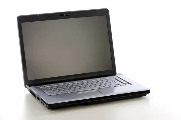 Laptop Com Uma Tela Branca Branco Com Espaço Cópia Para — Fotografia de Stock