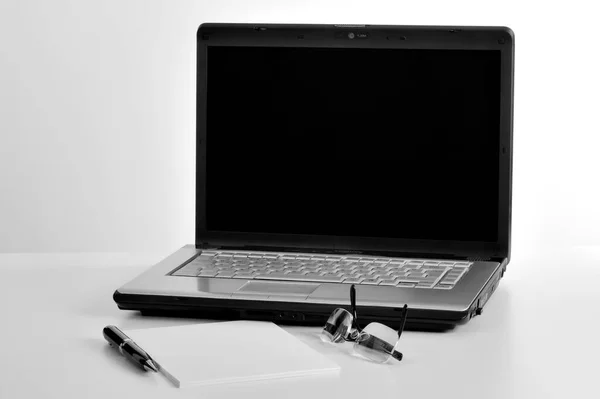 Laptop Com Uma Caneta Uma Mesa Madeira Branca — Fotografia de Stock
