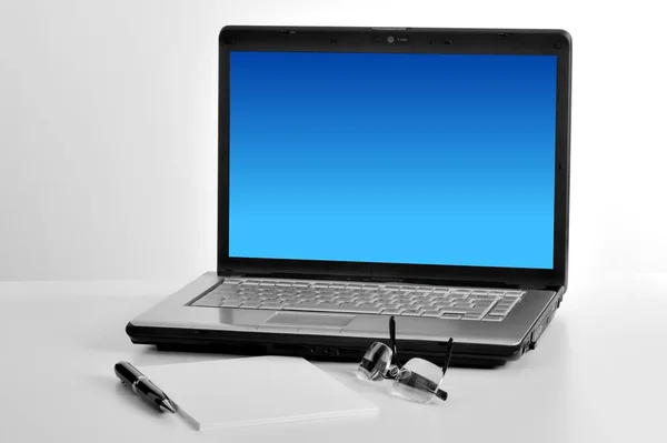桌上有白色的电脑和笔记本电脑 现代技术概念 — 图库照片
