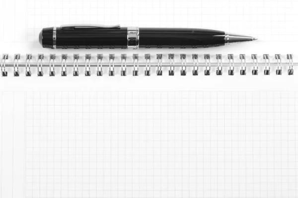 Notizbuch Mit Stift Und Bleistift Auf Weißem Hintergrund — Stockfoto