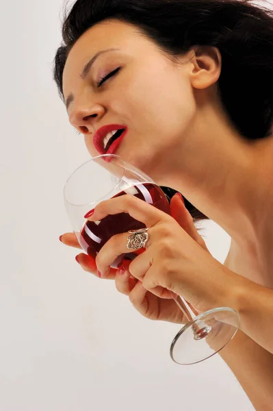 Jovem Bela Mulher Asiática Beber Vinho Copo Coquetel Vermelho — Fotografia de Stock