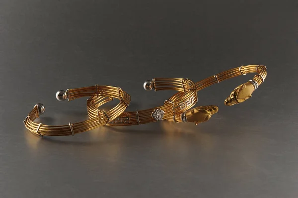Goldarmbänder Für Männer Und Ihre Spiegelungen Auf Silberkarton — Stockfoto
