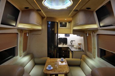 Deri koltukları ve arka koltukları olan lüks bir özel araba.