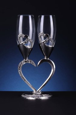 Koyu mavi arka planda iki kadeh şampanya.